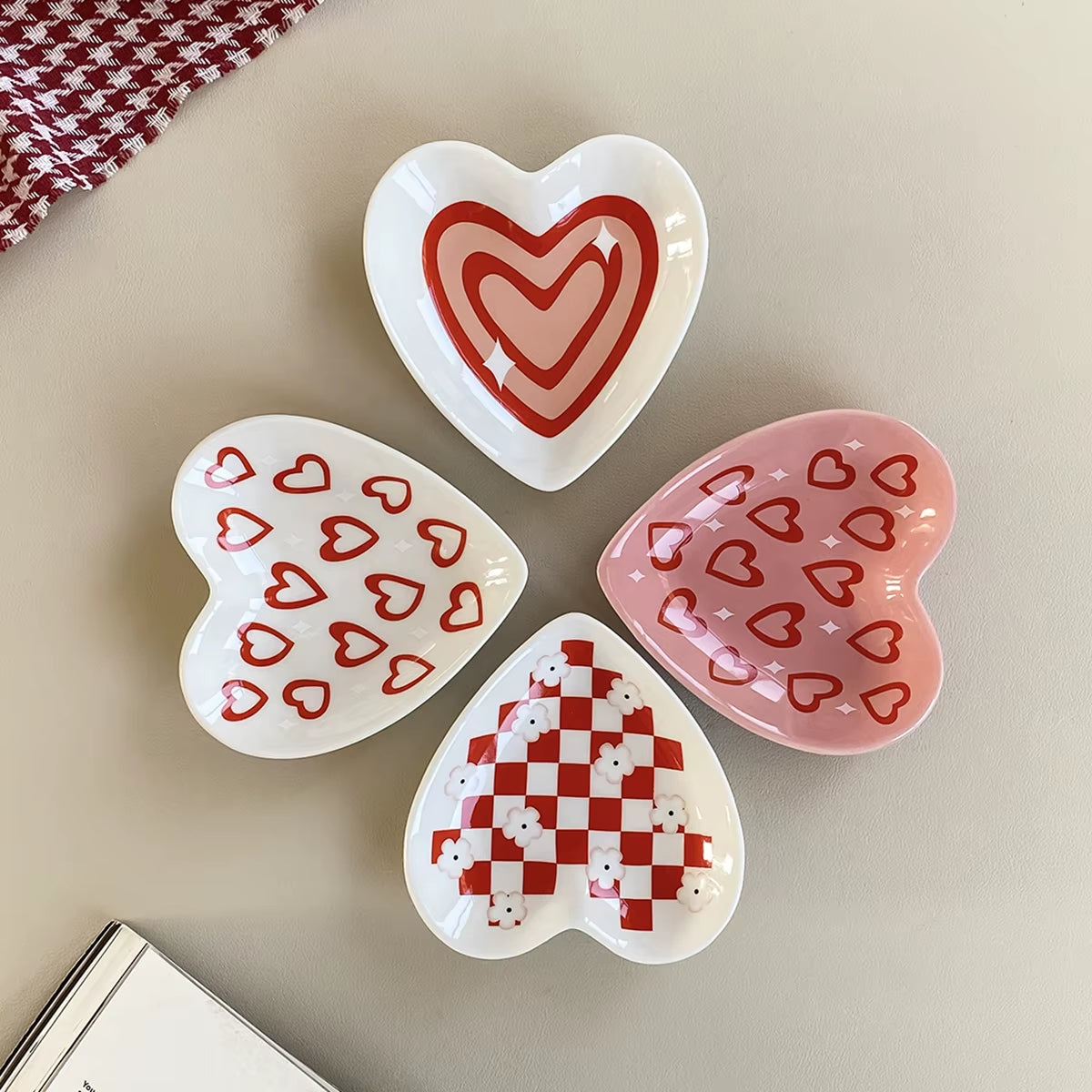 2Pcs Original Design Heart Ceramic Plate Dopamine Flower Nut Chocolate Plate Floral Plaid Jewelry Display Plate Suitable for Restaurant Kitchen Table Snack Plate Fruit Biscuit Storage Plate Jewelry Perfume Aromatherapy Storage Plate Earrings Display Plate Home Decoration Plate Gift Valentine'S Day Gift