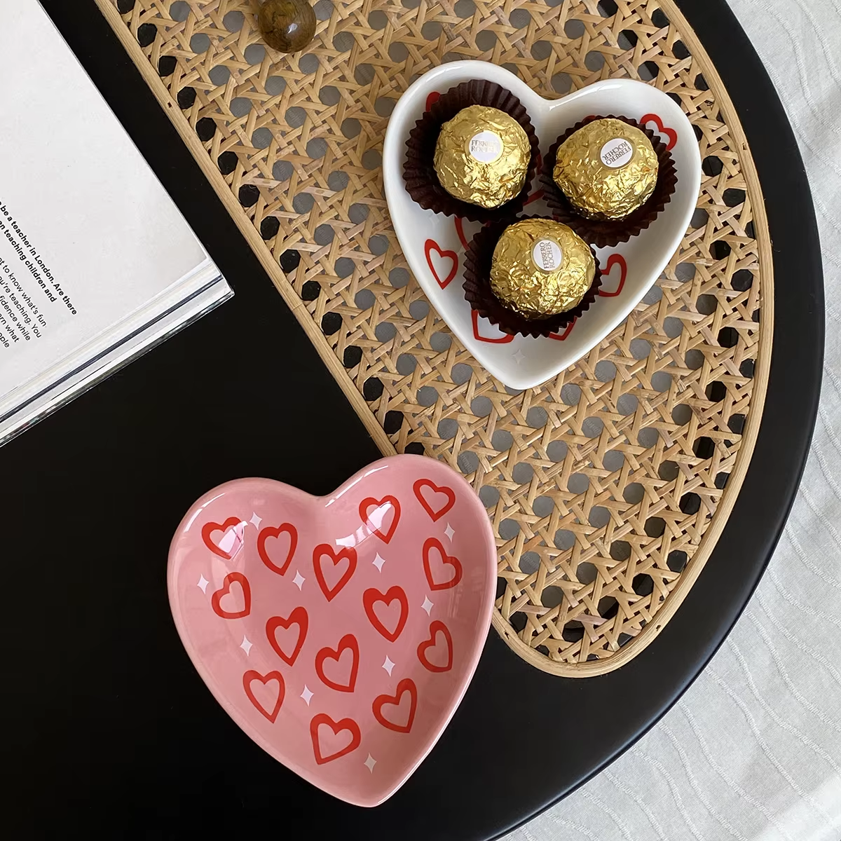 2Pcs Original Design Heart Ceramic Plate Dopamine Flower Nut Chocolate Plate Floral Plaid Jewelry Display Plate Suitable for Restaurant Kitchen Table Snack Plate Fruit Biscuit Storage Plate Jewelry Perfume Aromatherapy Storage Plate Earrings Display Plate Home Decoration Plate Gift Valentine'S Day Gift