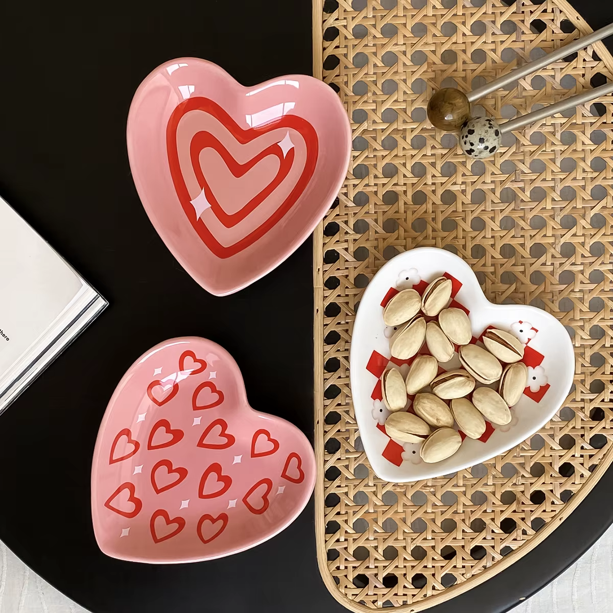 2Pcs Original Design Heart Ceramic Plate Dopamine Flower Nut Chocolate Plate Floral Plaid Jewelry Display Plate Suitable for Restaurant Kitchen Table Snack Plate Fruit Biscuit Storage Plate Jewelry Perfume Aromatherapy Storage Plate Earrings Display Plate Home Decoration Plate Gift Valentine'S Day Gift