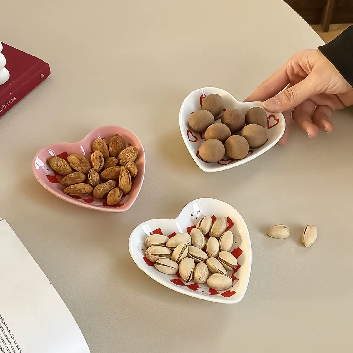 2Pcs Original Design Heart Ceramic Plate Dopamine Flower Nut Chocolate Plate Floral Plaid Jewelry Display Plate Suitable for Restaurant Kitchen Table Snack Plate Fruit Biscuit Storage Plate Jewelry Perfume Aromatherapy Storage Plate Earrings Display Plate Home Decoration Plate Gift Valentine'S Day Gift