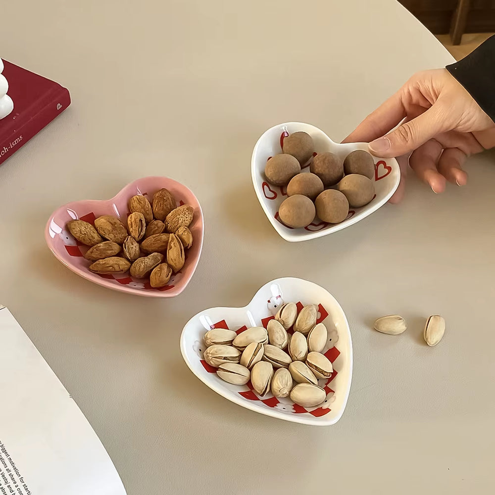2Pcs Original Design Heart Ceramic Plate Dopamine Flower Nut Chocolate Plate Floral Plaid Jewelry Display Plate Suitable for Restaurant Kitchen Table Snack Plate Fruit Biscuit Storage Plate Jewelry Perfume Aromatherapy Storage Plate Earrings Display Plate Home Decoration Plate Gift Valentine'S Day Gift