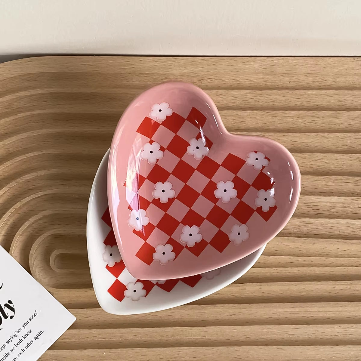 2Pcs Original Design Heart Ceramic Plate Dopamine Flower Nut Chocolate Plate Floral Plaid Jewelry Display Plate Suitable for Restaurant Kitchen Table Snack Plate Fruit Biscuit Storage Plate Jewelry Perfume Aromatherapy Storage Plate Earrings Display Plate Home Decoration Plate Gift Valentine'S Day Gift
